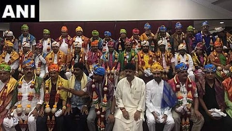 பெங்களூரு ரிசார்ட்டில் தங்கியிருந்த 44 எம்எல்ஏக்கள் குஜராத் திரும்பினர்