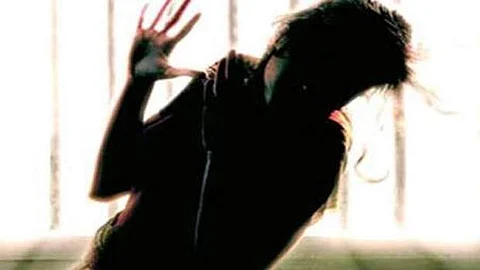 தில்லி ஆசிட் வீச்சில் உயிர்பிழைத்த சிறுமி சுயநினைவுடன் இருக்கிறார்!
