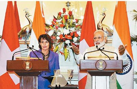 தில்லியில் வியாழக்கிழமை செய்தியாளர்களைச் சந்தித்த சுவிட்சர்லாந்து அதிபர் டோரிஸ் லூதர்ட், பிரதமர் நரேந்திர மோடி.