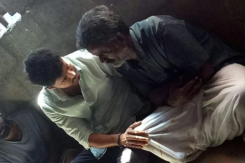 மாணவி அனிதாவின் குடும்பத்துக்கு நடிகர் விஜய் ஆறுதல்: ரூ. 1லட்சம் நிதியுதவி