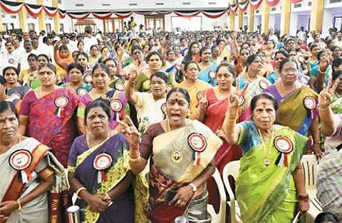 சென்னையை அடுத்த வானகரத்தில் செவ்வாய்க்கிழமை நடைபெற்ற அதிமுக பொதுக் குழுக் கூட்டத்தில் பங்கேற்ற உறுப்பினர்கள்.