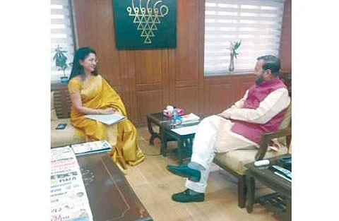 தில்லியில் மத்திய அமைச்சர் பிரகாஷ் ஜாவடேகரை புதன்கிழமை சந்தித்த நடிகை கெளதமி.