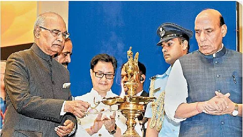 ஹிந்தி தினத்தையொட்டி அந்த மொழிக்கு சிறப்பான பங்காற்றியவர்களுக்கு ராஜ்பாஷா விருதுகள் வழங்கும் விழா வியாழக்கிழமை நடைபெற்றது. விழாவை தொடங்கி வைக்கிறார் குடியரசுத் தலைவர் ராம்நாத் கோவிந்த். உடன், மத்திய