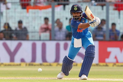 அடுத்தடுத்து வெளியேறிய கோலி & தோனி; 300 ரன்களை எட்டுமா இந்தியா?