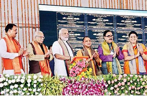 வாராணசியில் வெள்ளிக்கிழமை பல்வேறு வளர்ச்சித் திட்டங்களைத் தொடங்கி வைத்த பிரதமர் நரேந்திர மோடி.