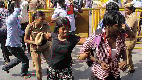 நீட் தேர்வுக்கு எதிராகப் போராடிய கல்லூரி மாணவியின் 'நச் ' கேள்வி