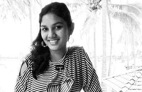 சர்ச்சை: கல்வி உதவித்தொகையை பெறும் முடிவை கைவிட்டார் அமைச்சர் மகள்