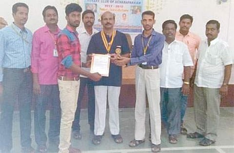 முகாமில், ரத்தம் வழங்கிய மாணவருக்கு சான்றிதழை வழங்கிய கல்லூரி முதல்வர் வ.ஆராவமுதன் (வலமிருந்து 5வது).