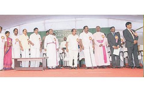 தூத்துக்குடி அருகேயுள்ள சாயர்புரம் போப் கல்லூரியில் புதிதாக கட்டப்பட்ட அறிவியல் பிரிவு விரிவாக்கக் கட்டடத்தை வியாழக்கிழமை திறந்துவைக்கிறார் முதல்வர் எடப்பாடி கே. பழனிச்சாமி.