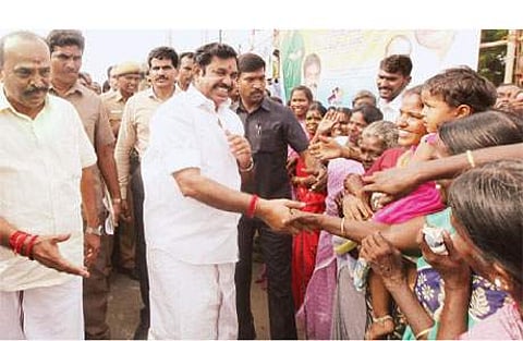 தூத்துக்குடி அருகேயுள்ள குறுக்குச்சாலையில் சாலையோரத்தில் தன்னை வரவேற்க நின்ற பொதுமக்களுடன் கைகுலுக்கும் முதல்வர் எடப்பாடி கே. பழனிசாமி