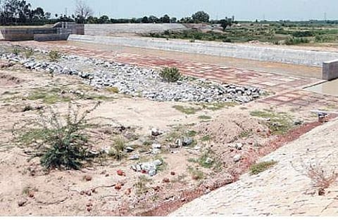 பட்டரை பெரும்புதூர் கொசஸ்தலை ஆற்றில் கட்டி முடிக்கப்பட்டுள்ள தடுப்பணை.