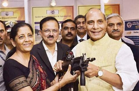 ராணுவ தளவாட உற்பத்தித் துறை சார்பில் தில்லியில் நடைபெற்ற கண்காட்சியில் மத்திய உள்துறை அமைச்சர் ராஜ்நாத் சிங்குடன் பாதுகாப்புத் துறை அமைச்சர் நிர்மலா சீதாராமன்.