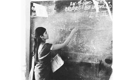 கருத்தராஜாபாளையம் அரசுத் தொடக்கப் பள்ளி வகுப்பறையில் மாணவர்களுக்கு பாடம் நடத்திய சேலம் மாவட்ட ஆட்சியர் ரோகிணி ராம்தாஸ்.