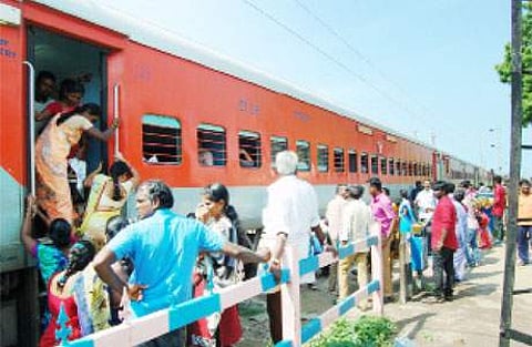 கடம்பத்தூர் ரயில்வே கேட் பகுதியில் நிறுத்தப்பட்ட திருவனந்தபுரம் விரைவு ரயில்.