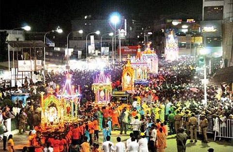 வேளாங்கண்ணி ஆண்டுப் பெருவிழாவில் பக்தர்கள் கூட்டத்துக்கு நடுவே வலம் வரும் அலங்காரத் தேர்கள்.