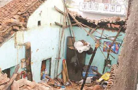 வீட்டின் மேற்கூரை இடிந்து விபத்து
