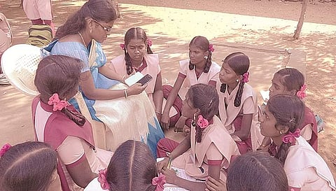 இலவச பயிற்சி அளிக்கும் அரசு ஆசிரியை!