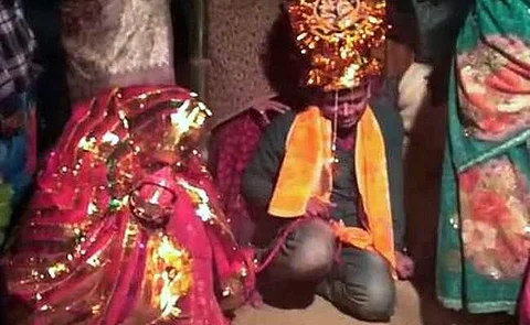 கதறி அழுதவாறே தாலி கட்டிய மணமகன்! பிகாரில் துப்பாக்கி முனையில் நடந்த திருமணம்!! (விடியோ)