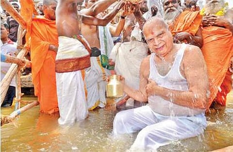 பாபநாசத்தில் தாமிரவருணி நதியில் புனித நீராடுகிறார் தமிழக ஆளுநர் பன்வாரிலால் புரோஹித்.