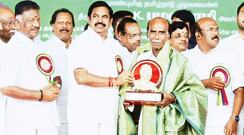 சென்னையில் அண்மையில் நடைபெற்ற எம்.ஜி.ஆர். நூற்றாண்டு விழாவில் கவிஞர் முத்துலிங்கத்திற்குப் பொன்னாடை போர்த்திச் சிறப்பிக்கிறார் முதலமைச்சர்