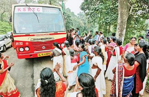 கேரள மாநிலம், நிலக்கல் பகுதியில் செவ்வாய்க்கிழமை பம்பை நோக்கிச் சென்ற பேருந்தை தடுத்து நிறுத்தி சோதனையிட்ட ஐயப்ப சேவா சங்க பெண் உறுப்பினர்கள்.