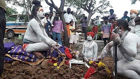 மரணமடைந்த தாயின் உடல்மேல் அமர்ந்து அஹோரி சாமியார் நடத்திய சடங்கு: திருச்சியில் ஓர் அதிர்ச்சி சம்பவம்