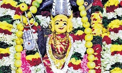 கோவை தண்டு மாரியம்மன் கோயிலில் தீச்சட்டி ஊர்வலம்