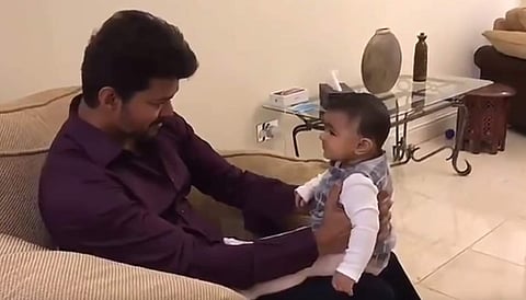குழந்தையுடன் விளையாடும் விஜய்! சமூகவலைத்தளங்களில் பரவும் விடியோ!