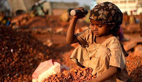 துள்ளித் திரிந்த அந்தச் சிறுமி ஏன் ஒரேயடியாக அமைதியாகிவிட்டாள்? மனதை உருக்கும் உண்மை சம்பவம்!