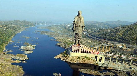 உலகிலேயே மிக உயரமான சர்தார் படேலின் சிலை: ரூ.2,989 கோடியில் கட்டப்பட்ட சிலையின் சிறப்பம்சம்