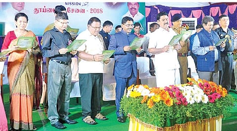 திருவாரூர் தெற்குவீதியில் நடைபெற்ற நிகழ்ச்சியில் உறுதிமொழி வாசிக்கிறார் தமிழக ஆளுநர் பன்வாரிலால் புரோஹித். உடன், தமிழக உணவுத்துறை அமைச்சர் ஆர். காமராஜ், ஆளுநரின் கூடுதல் தலைமைச் செயலர் ஆர். ராஜகோபால்,