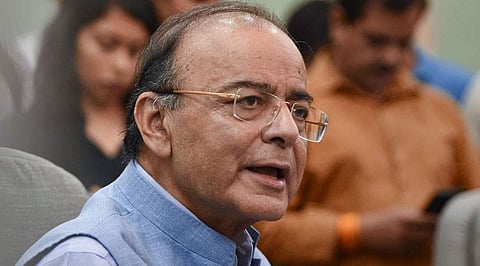 பெட்ரோல், டீசல் விலை குறைப்பு அறிவிப்பை தில்லியில் செய்தியாளர்களிடம் வியாழக்கிழமை வெளியிட்ட மத்திய நிதியமைச்சர் அருண் ஜேட்லி.