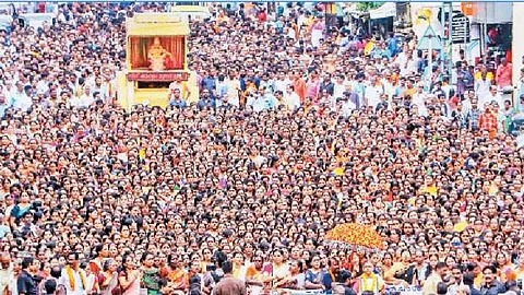 கேரள மாநிலம், கோட்டயம் மாவட்டத்திலுள்ள சங்கனாசேரியில் சனிக்கிழமை நடைபெற்ற பேரணியில் திரளாக பங்கேற்ற பெண்கள்.