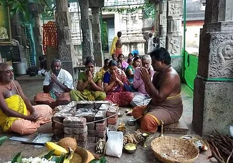 மேலக்கடம்பூர் அமிர்தகடேஸ்வரர் ஆலயத்தில் குருப்பெயர்ச்சி விழா (புகைப்படங்கள்)