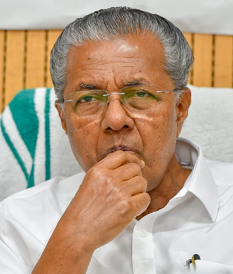 பினராயி விஜயனின் பாதுகாப்பு வாகனம் மோதி 4 பேர் காயம்