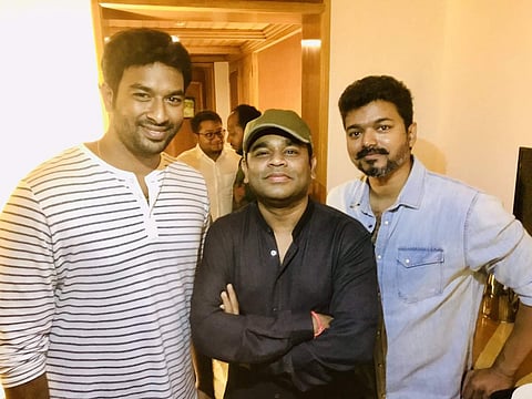 விஜய், ஏ.ஆர். ரஹ்மான் படங்களில் தொடர்ந்து இடம்பெறும் பாடலாசிரியர் விவேக்!