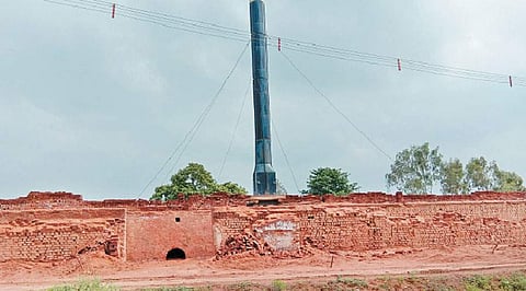 உடுமலை சாலையில் உற்பத்தியின்றி காட்சியளிக்கும் செங்கல் சேம்பர்.