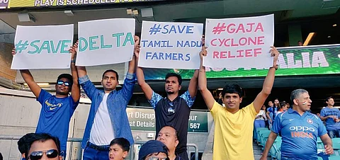 சிட்னி கிரிக்கெட் மைதானத்தில் டெல்டா புயல் பாதிப்பு குறித்த பதாகைகளை ஏந்தி கவனம் ஈர்த்த தமிழ் இளைஞர்கள்!