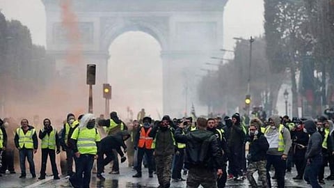 பெட்ரோல், டீசல் விலையேற்றம்: பிரான்ஸில் மிகப்பெரிய போராட்டம், பொருளாதார இழப்பு