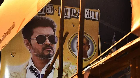 விடாது தொடரும் அதிமுகவின் சர்கார் போராட்டம்: சேலத்தில் பேனர்கள் கிழிப்பு; காட்சிகள் ரத்து