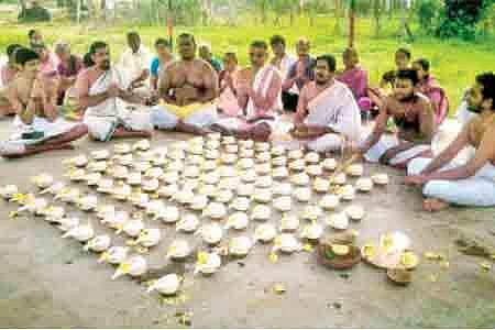 சங்காபிஷேகத்தை முன்னிட்டு 108 சங்குகளுக்கு சிறப்பு பூஜை நடத்திய வேத பண்டிதர்கள் மற்றும் சிவாச்சாரியார்கள்.