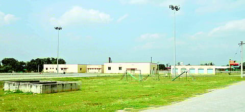 தேசிய நெடுஞ்சாலையில் பராமரிப்பின்றி காணப்படும் ஓய்வறைகள்: வாகன ஓட்டிகள் அவதி