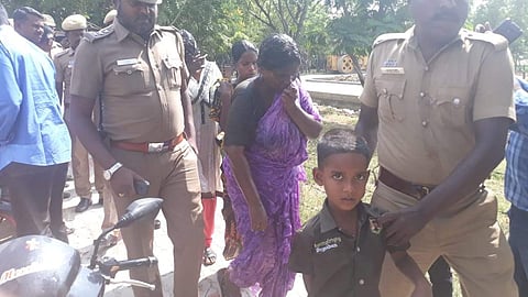 தமிழகத்தில் இருவேறு இடங்களில் சம்பவம்: மாவட்ட ஆட்சியர் வளாகத்தில் தீக்குளிக்க முயன்றவர்களை தடுத்து நிறுத்திய போலீசார்