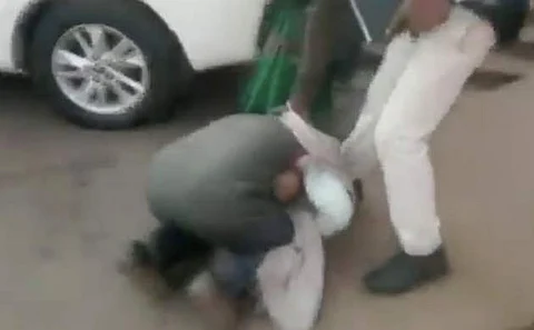 காலில் விழுந்து கதறிய விவசாயி; கண்டு கொள்ளாமல் சென்ற ஆட்சியர் (வைரல் விடியோ)