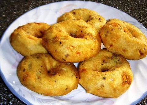 எண்ணெய் குடிக்காத உளுந்து வடை செய்வது எப்படி?