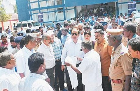 நாகை ரயில் நிலைய வளாகத்தில் ஆய்வு செய்கிறார் ரயில்வே பொது மேலாளர் (தெற்கு) ஆர்.கே. குல்சிரேஸ்டா.