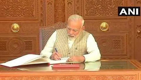 மஸ்கட்டில் உள்ள சுல்தான் கபோஸ் மசூதிக்கு சென்றார் பிரதமர் மோடி