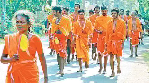 சிவாலய ஓட்டத்தை மேற்கொண்டுள்ள பக்தர்கள்.