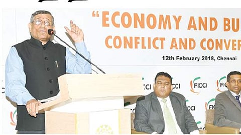 பட்ஜெட் குறித்துப் பேசுகிறார் துக்ளக் ஆசிரியர் எஸ்.குருமூர்த்தி. உடன் இந்திய தொழில் மற்றும் வர்த்தகக் கூட்டமைப்பு தலைவர் ரூபன்ஹோப்டே, தமிழ்நாடு கிளைத் தலைவர் ஆர்.எம். அருண், ஒருங்கிணைப்பாளர் விக்ரம் வ