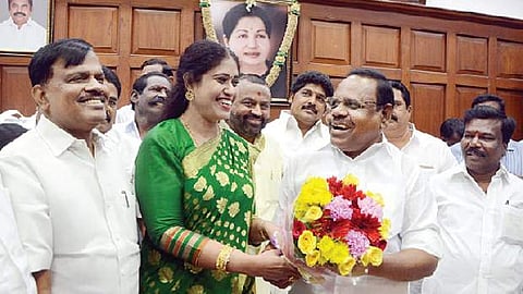 தமிழக சட்டப் பேரவையில் ஜெயலலிதாவின் உருவப்படத்தைத் திறந்தமைக்காக, சட்டப்பேரவைத் தலைவரை திங்கள்கிழமை சந்தித்து வாழ்த்துத் தெரிவித்த சட்டப் பேரவை காங்கிரஸ் கட்சிக் கொறடா விஜயதரணி.